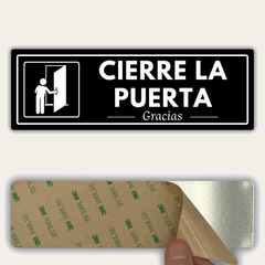 LEIASA | Señal Cierre la Puerta - 7,5 x 23 cm - Acrílico - Grosor 2 mm - Resistente Exterior - Impresión UV